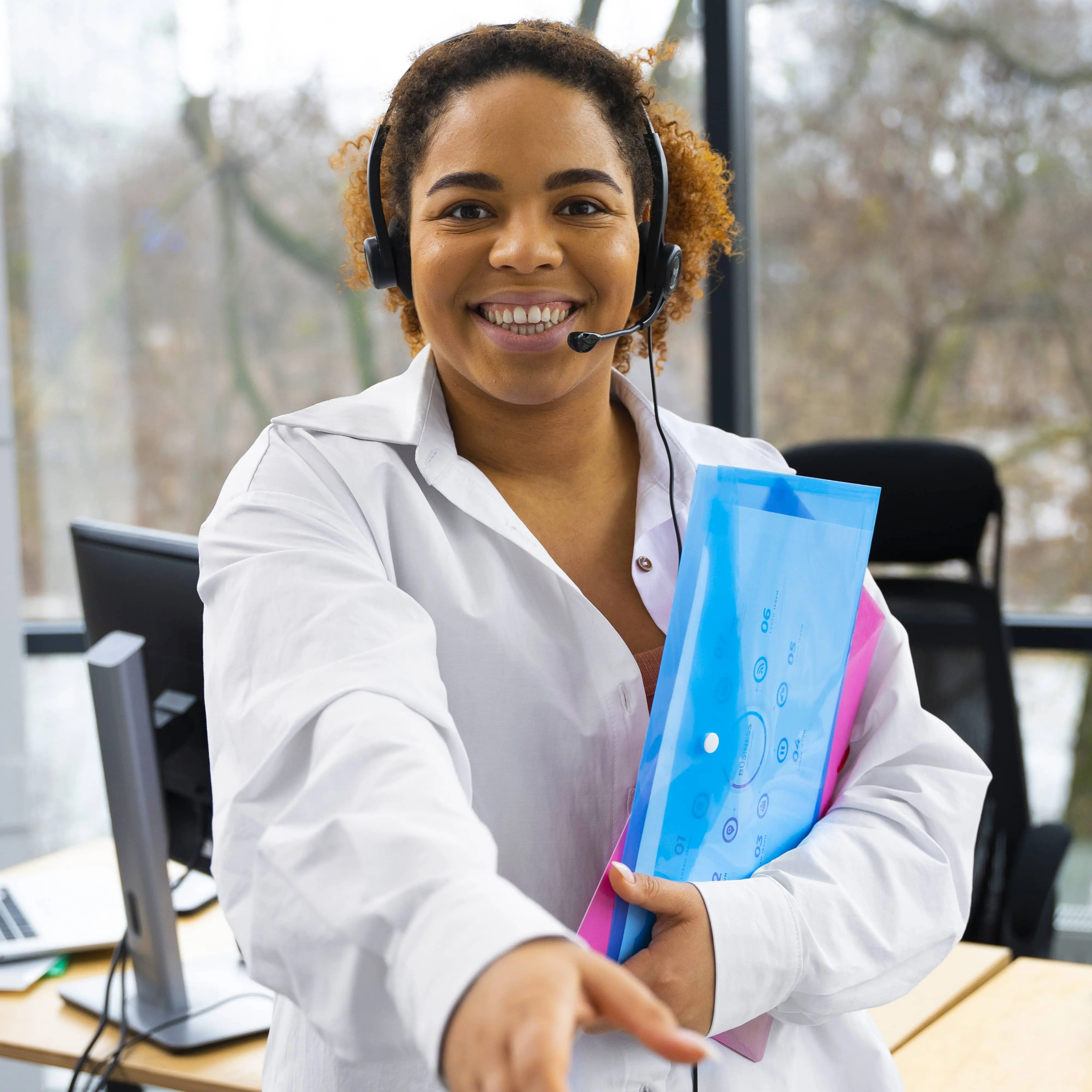 Gros plan sur une personne travaillant comme assistant virtuel